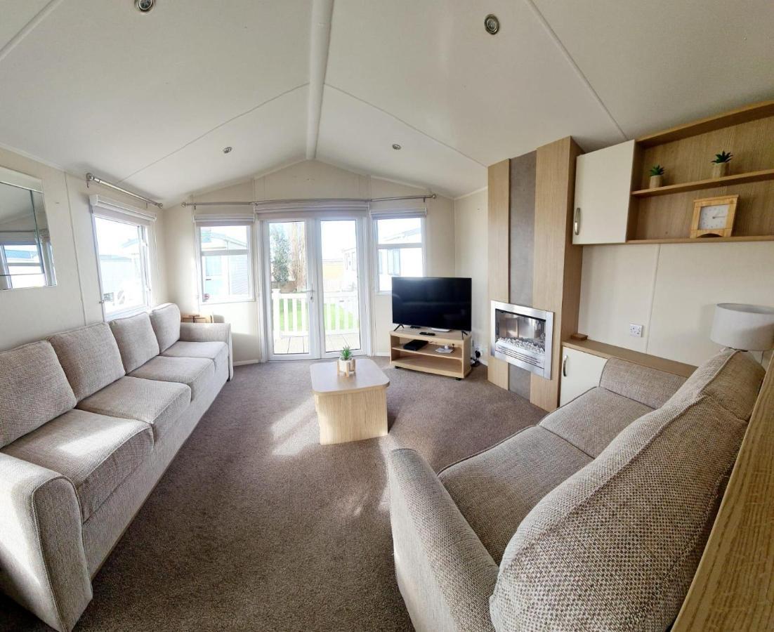 Caravan With Decking And Free Wifi At Seawick Holiday Park Ref 27214Sw Clacton-on-Sea Eksteriør bilde