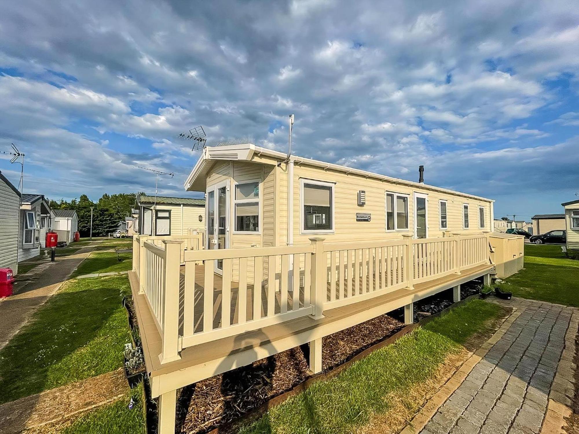 Caravan With Decking And Free Wifi At Seawick Holiday Park Ref 27214Sw Clacton-on-Sea Eksteriør bilde