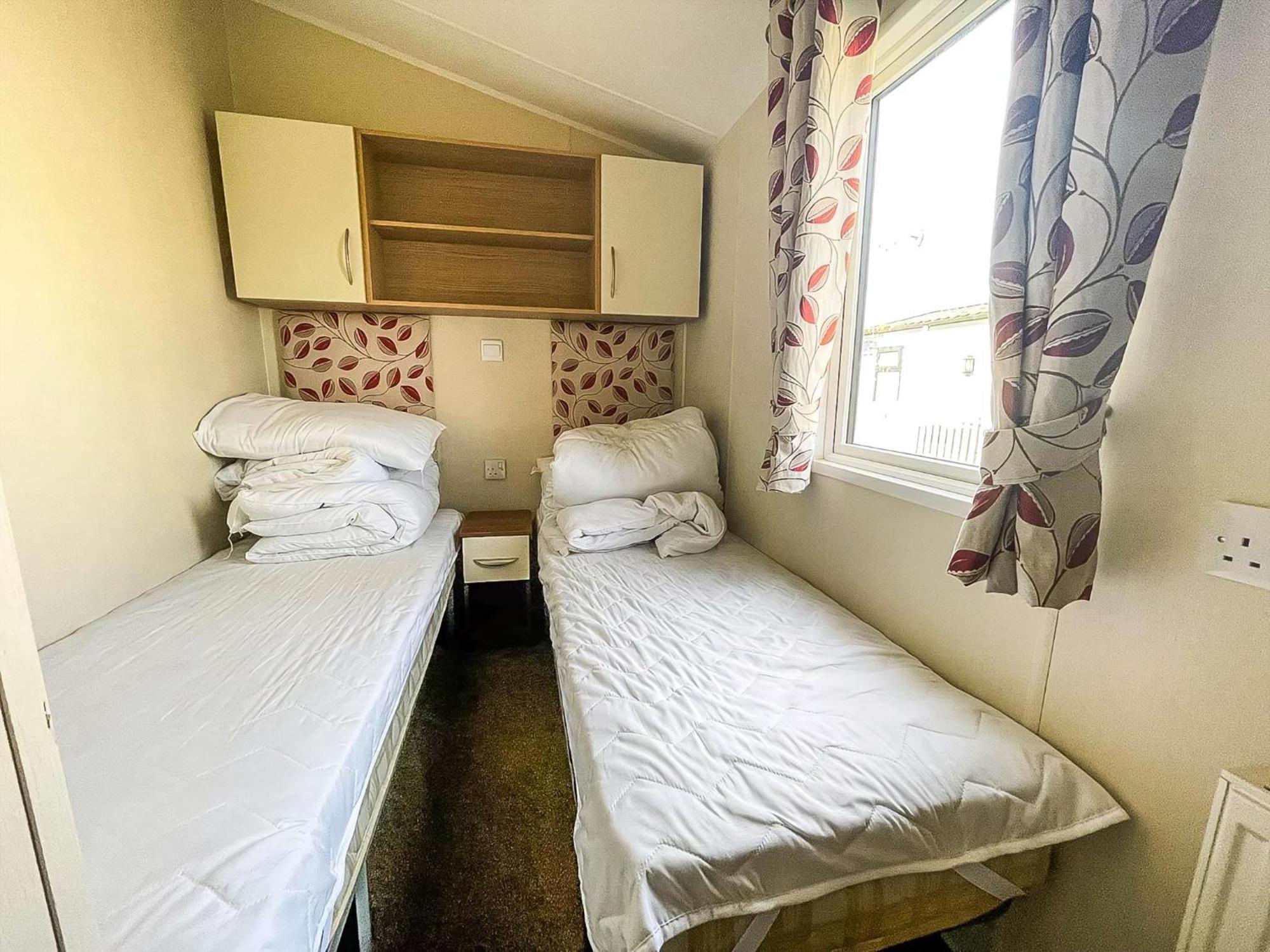 Caravan With Decking And Free Wifi At Seawick Holiday Park Ref 27214Sw Clacton-on-Sea Eksteriør bilde